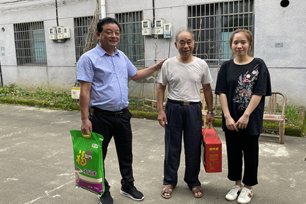 20200728金泉社区：庆“八一”送关怀 走访慰问高龄退役军人.jpg