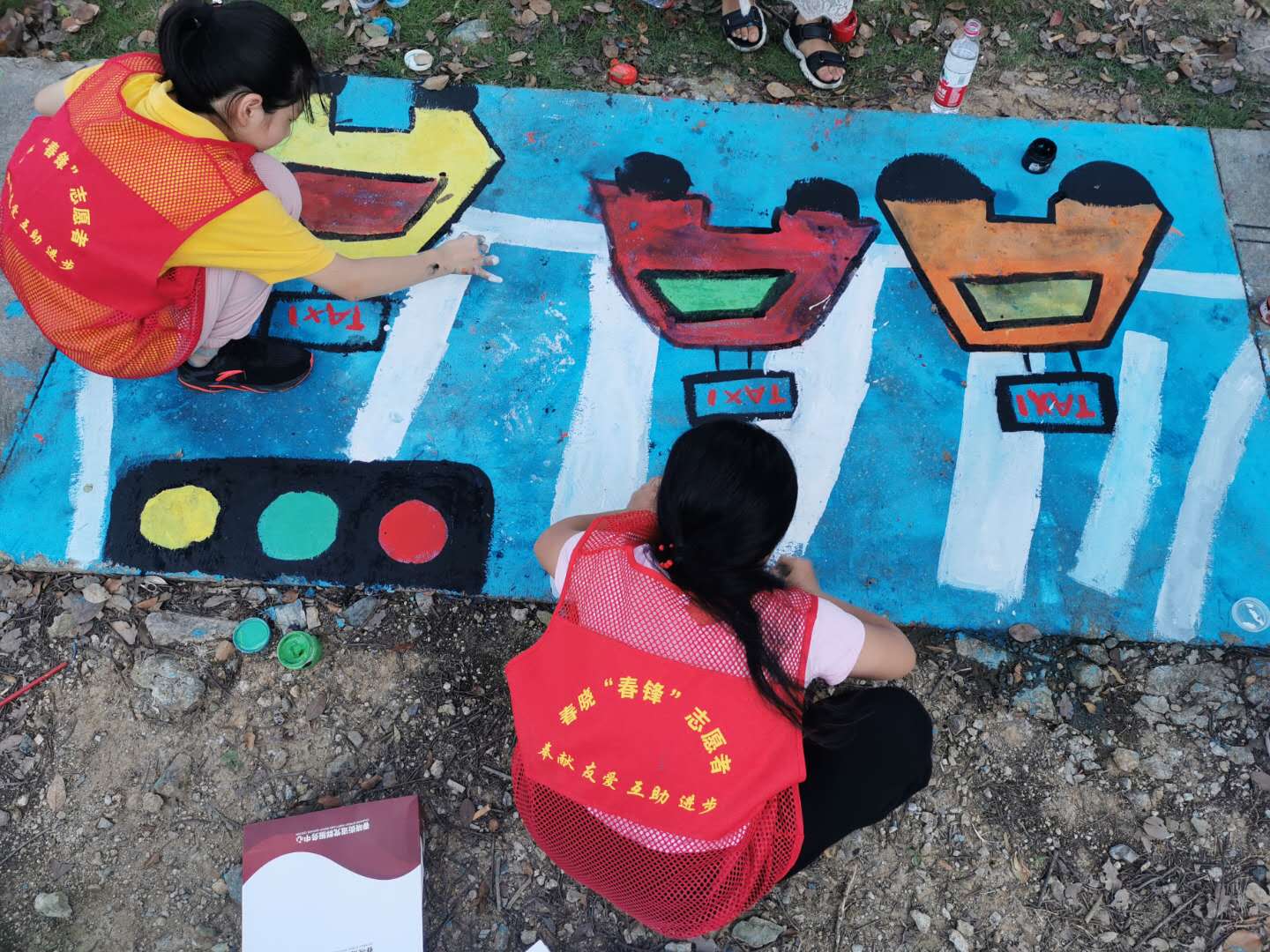 北仑区春晓成校春晓湖社区“周周课堂”组织学生们彩绘“文明路面”.jpg