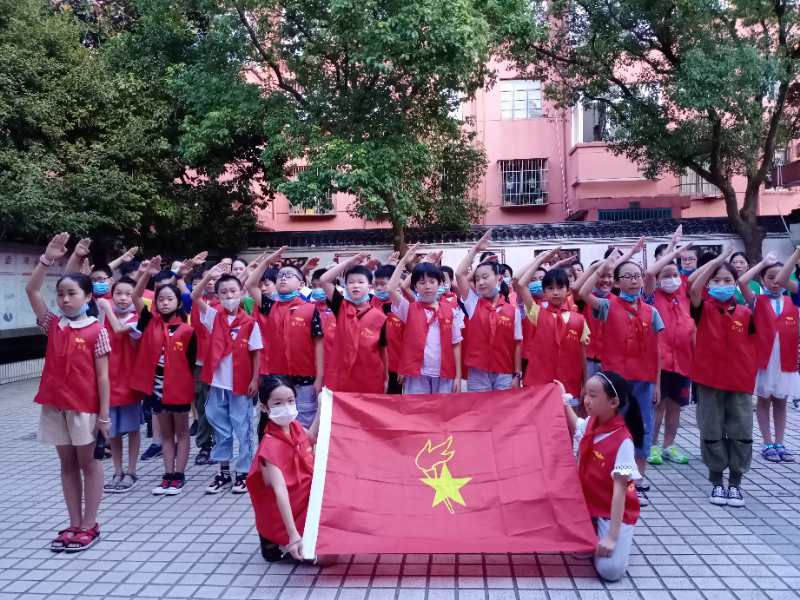 蔚斗社区：“红领巾”进社区 引领垃圾分类新“锋”尚02.jpg