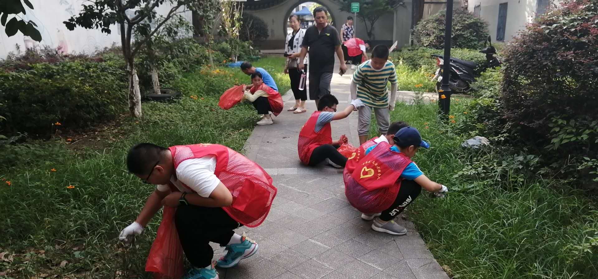 红联社区：青少年暑期拔草 美化社区环境.jpg