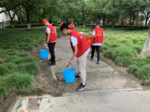 凤凰社区开展青少年助力文明城市清洁家园活动.jpg