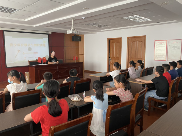 凤凰社区：开展青少年“公筷公勺 从我做起”知识讲座.jpg