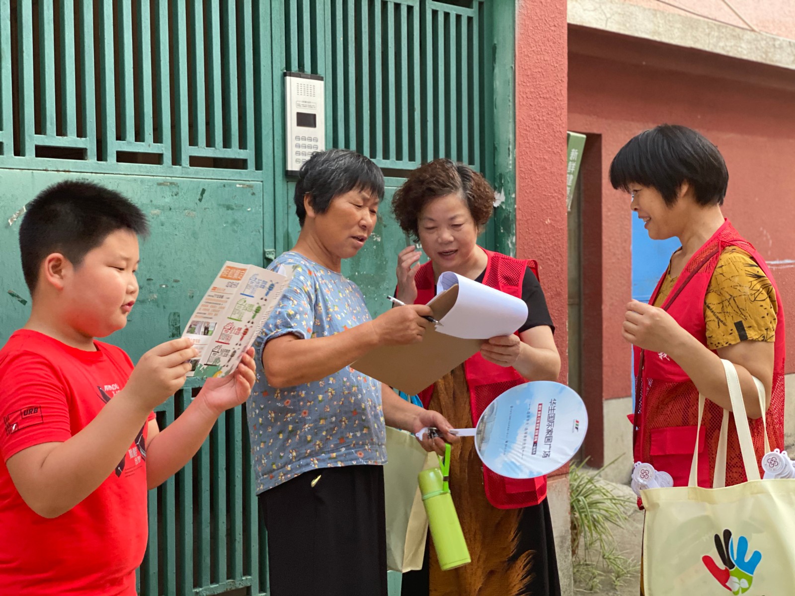 竺山社区：积极开展垃圾分类入户宣传.jpg