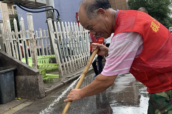 清洗地面油污 美化辖区环境.JPG