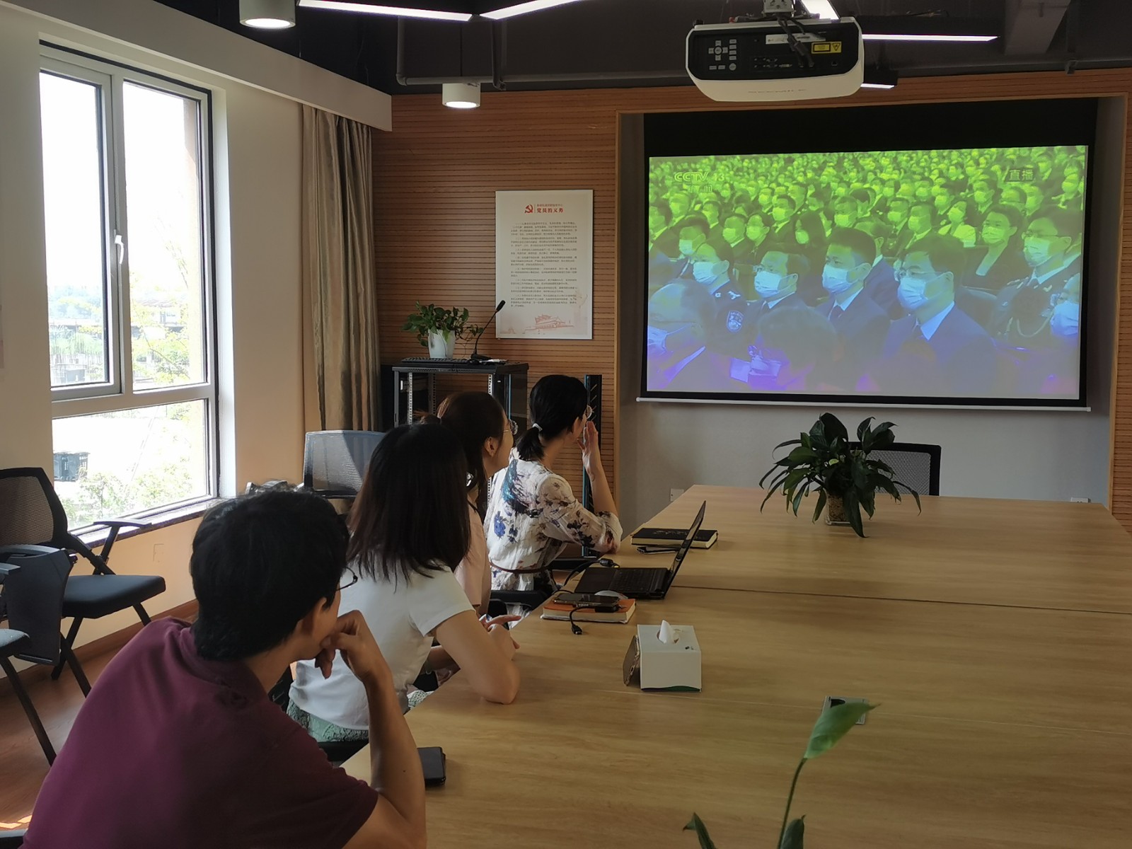 北仑区春晓街道春晓湖社区党总支与春晓成校组织收看全国抗击新冠肺炎疫情表彰大会实况直播.jpg