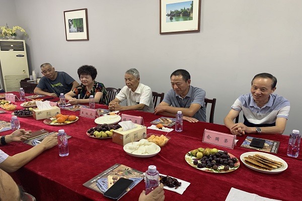 大碶社区教育学院接待慰问退休老教师 (2).JPG