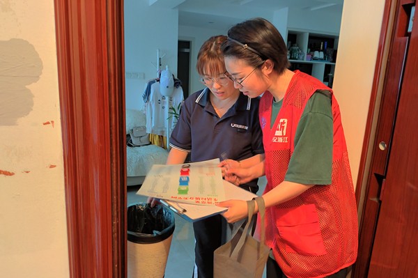 志愿者入户宣传“垃圾分类” (1).jpg