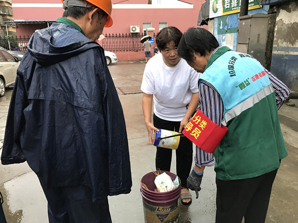9.11新浦社区：开展垃圾分类“撤桶并点 定点定时”投放新模式1.jpg