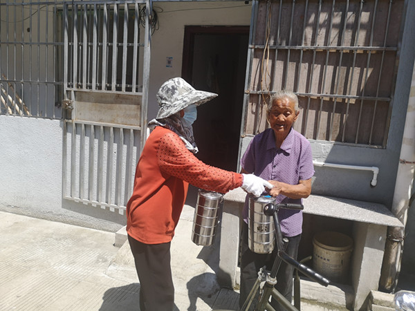 陈华浦社区：我是爱心餐的搬运工 我为老人服务 (2).jpg