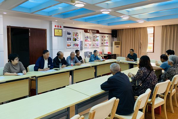 灵岩社区老年协会召开日常会议.jpg
