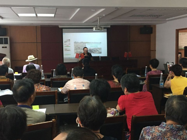 凤凰社区：开课垃圾分类知识  绿色环保从我做起.jpg