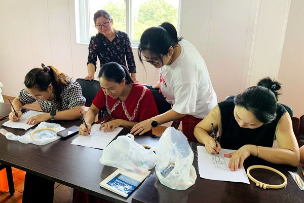 刺绣结对培训 架起传承桥梁 (1)_wps图片.jpg