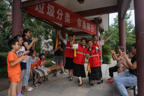 凤凰社区：“向阳党员”唱快板 通俗易懂来宣传.jpg