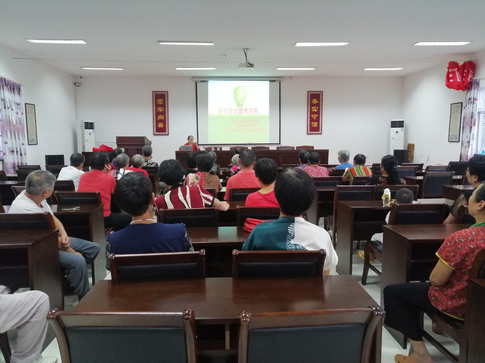 镇海区澥浦镇庙戴村开展预防“耳石症的健康宣教”讲座1.jpg