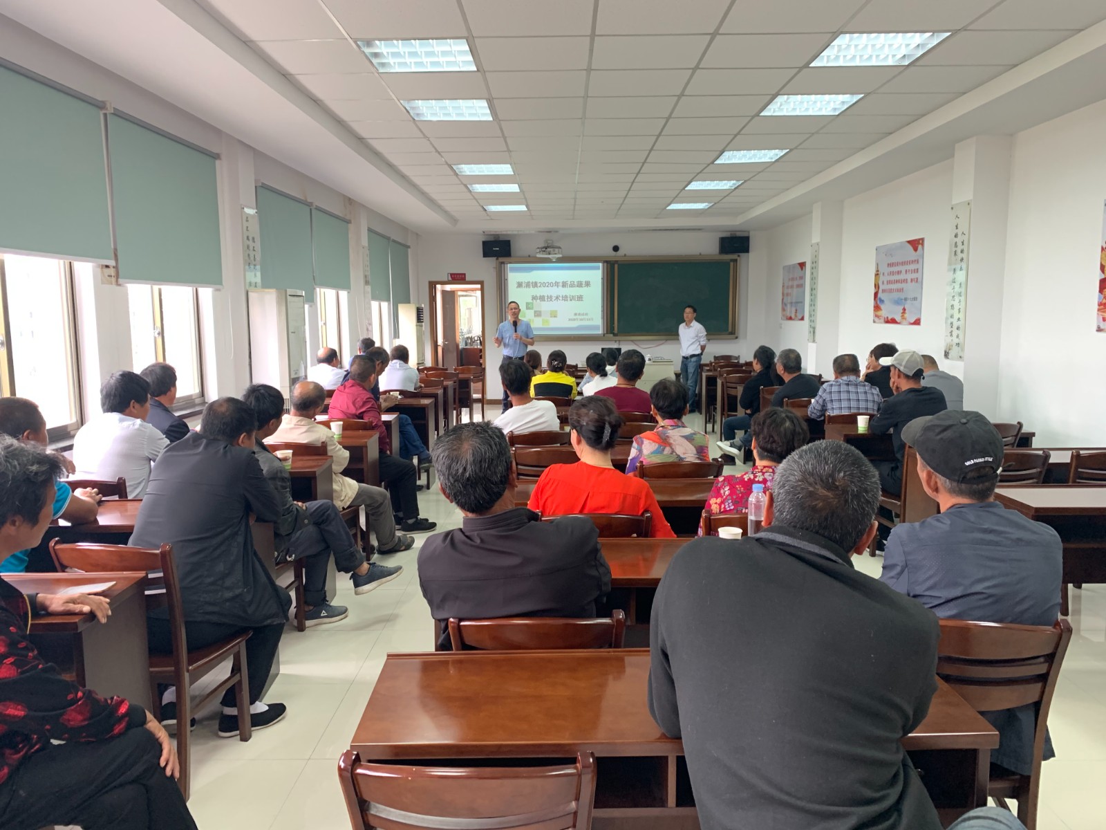 镇海区澥浦成校开展“新品蔬果种植技术”培训1.JPG