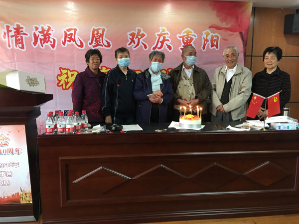凤凰社区：开展“情满凤凰 欢庆重阳”祝寿活动1.jpg