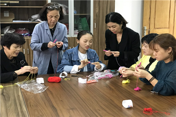 开展“巧手扮靓生活”手工针织活动_副本.jpg
