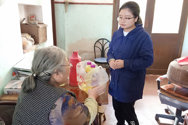 关爱计生特殊家庭老人 (1).jpg