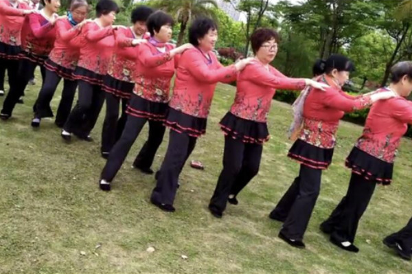 凤凰社区：开展广场舞培训活动 .jpg