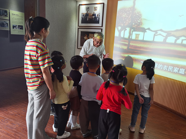 陈华浦社区：陈华浦幼儿园参观戴祖贻陈列馆1.jpg