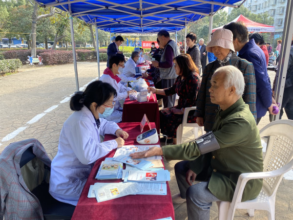 “同心聚力 爱心惠民”大型义诊活动走进凤凰社区.jpg