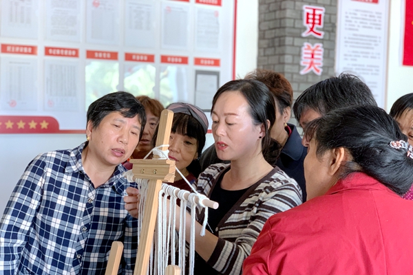 “老有所乐 花样夕阳”课堂之编织的乐趣.jpg