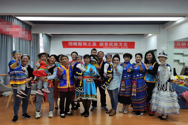 各族居民齐聚一堂 领略服饰之美 (2).jpg