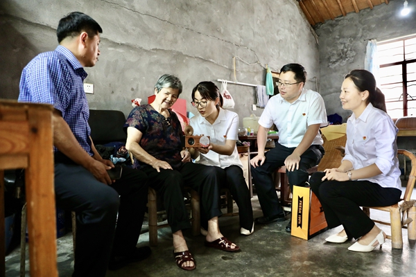 开展迎七一送“红歌” 慰问老党员干部活动 (1).jpg