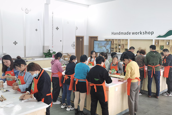 “找寻童年记忆 学习传承技艺”烘焙DIY (1).jpg