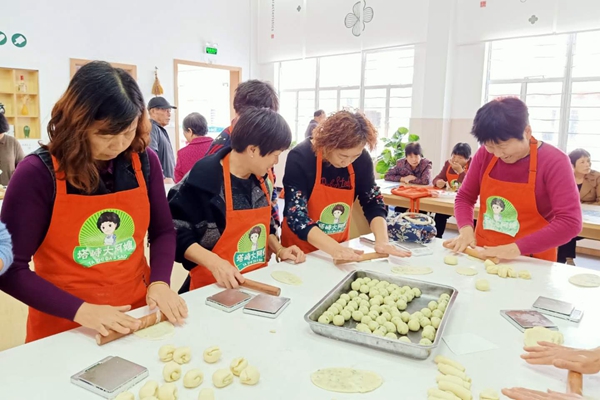 制作鞋底饼 共品宁波老味道 (1).jpg