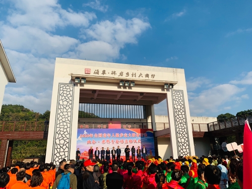 银龄健步走 健康展风采.jpg