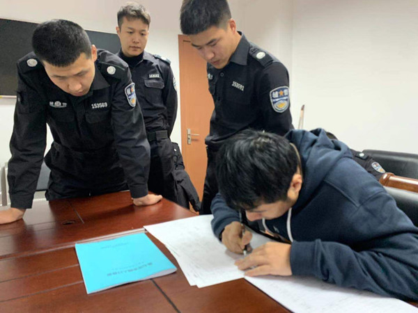 凤凰社区：开展人口普查长表入户登记工作 .jpg