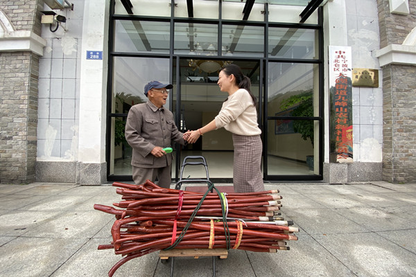 “以老扶老 情暖社区”九旬退休教师的善行.jpg