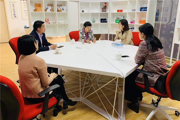 区统战部领导参观指导社区“城市新客厅”网络人士联谊会工作 (1)(1).jpg