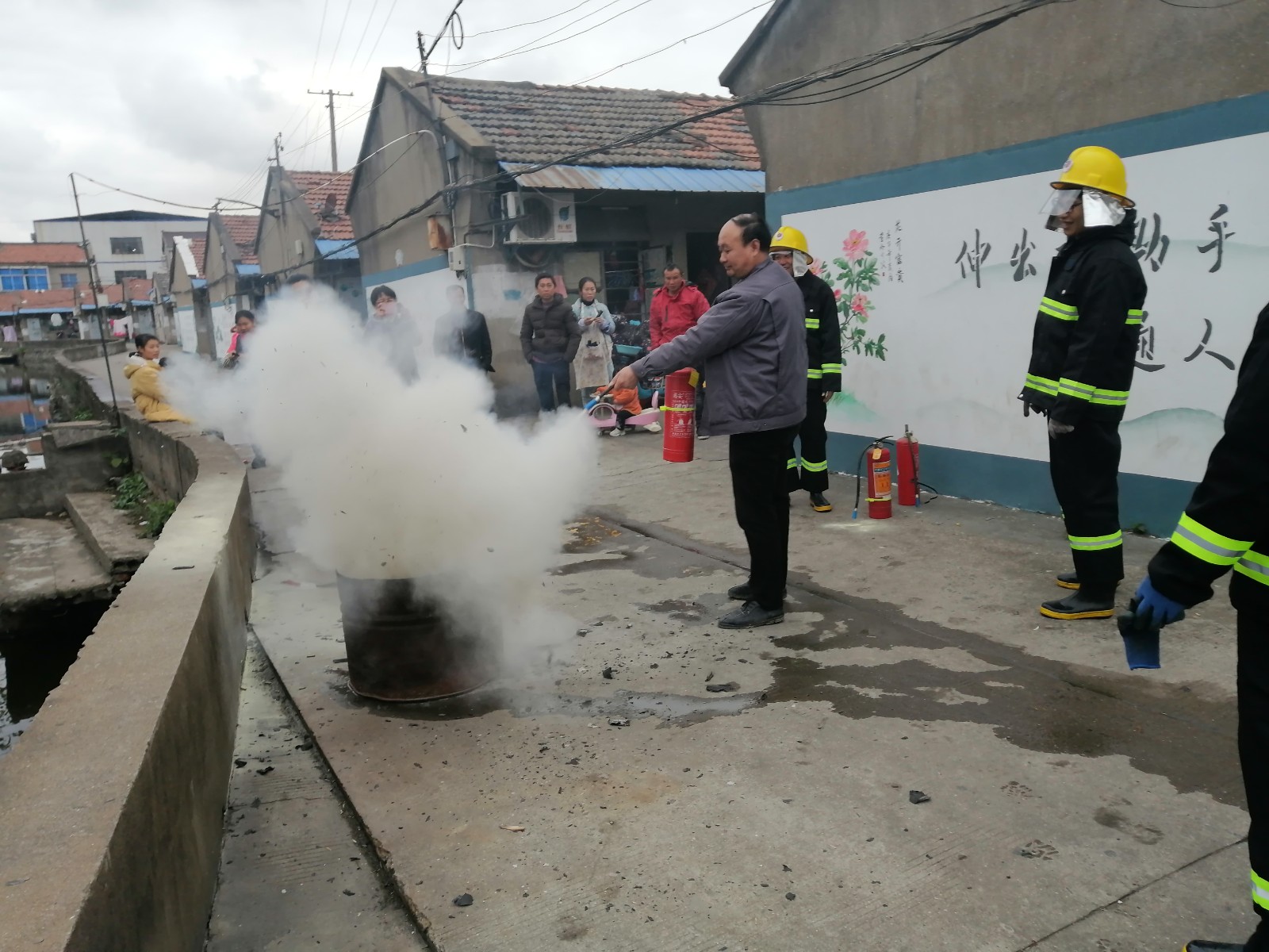 照片2：消防演练齐参与，安全意识入人心.jpg