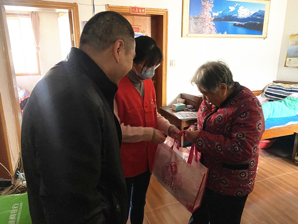 凤凰社区：情系困难妇女 冬日慰问暖人心 .jpg