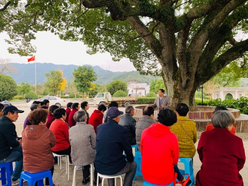 柴桥成校：大樟树下学习会 共学省十四届八中全会精神.jpg