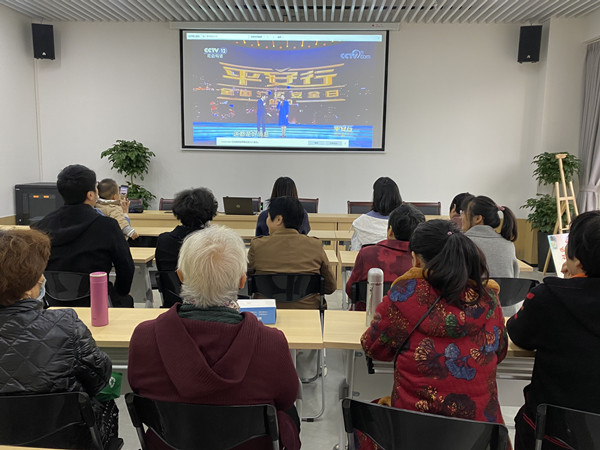 凤凰社区：组织观看《平安行》专题片 强化交通安全意识.jpg