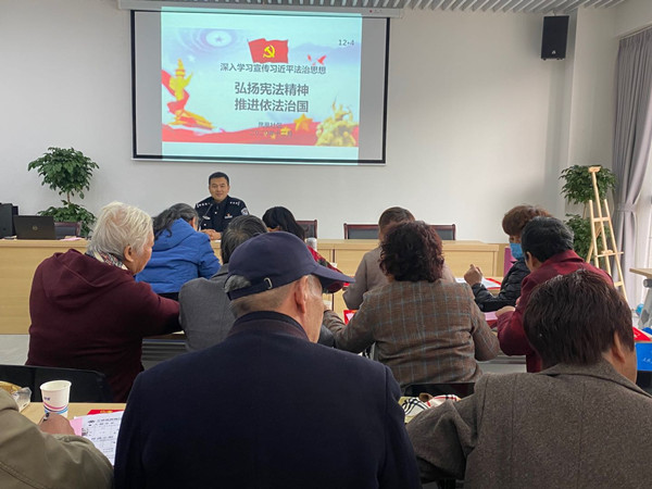 凤凰社区开展 “弘扬宪法精神 推进依法治国”主题讲座.jpg