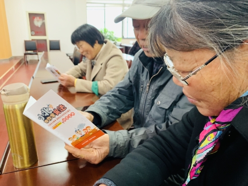 农民讲堂里 居民学宪法.jpg