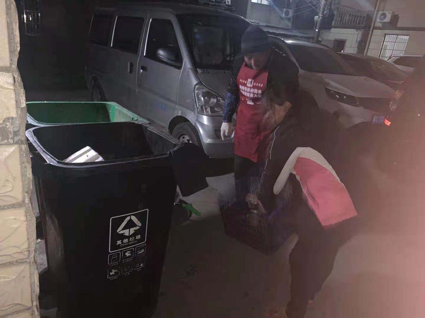 网格员开展桶边督导工作 (2).jpg