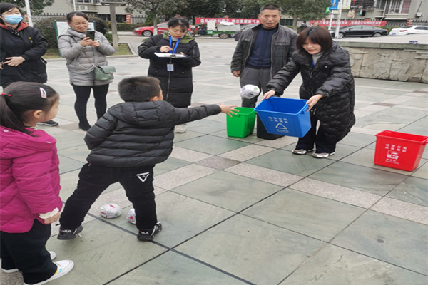垃圾分类“动”起来  亲子牵手享生活 (2).jpg