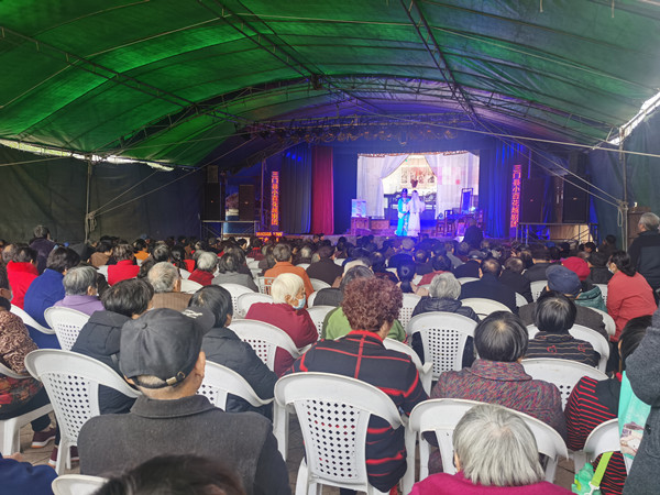 凤凰社区：送戏下社区 居民家门口“过戏瘾”.jpg