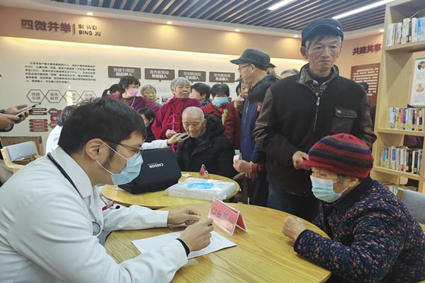 开展慢病“六师共管”健康义诊活动 (1)(1).jpg