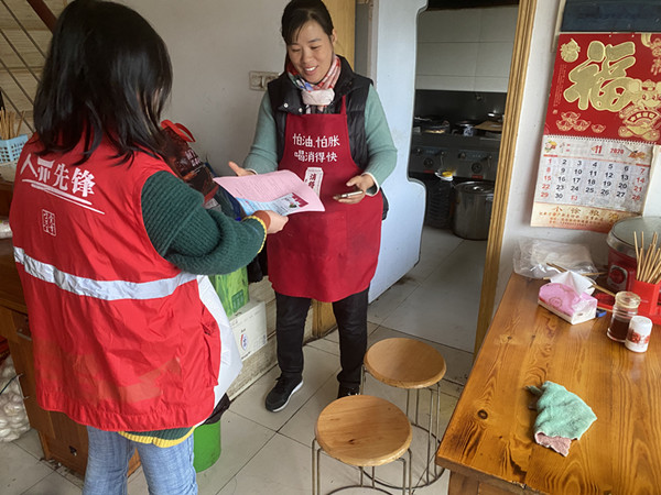陈华浦社区：“平安三率”宣传入商铺.jpg
