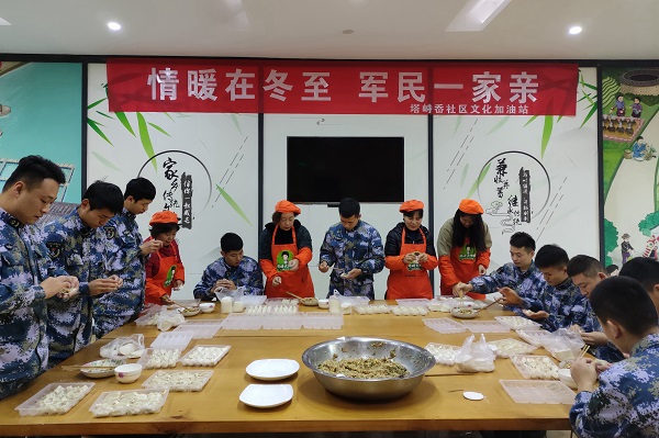 开展“情暖在冬至 军民一家亲”冬至包饺子活动 (1).jpg