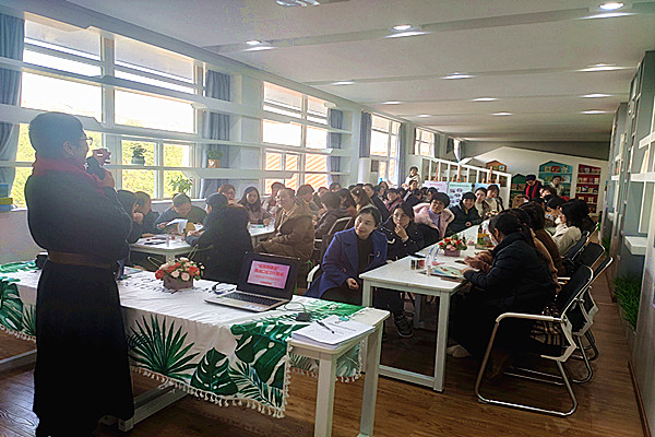 “绽放她美丽”——开展精油口红DIY培训活动 (2).jpg