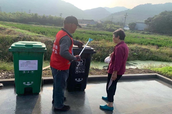 “五老”志愿者助力垃圾分类.jpg