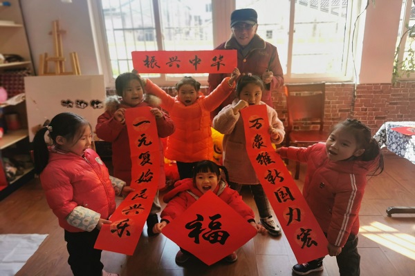 组织五老人员走进育才幼儿园，开展“送春联，迎新年”活动 (1).jpg