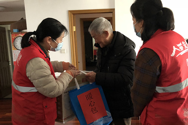 党委采购“暖心包”送高龄独居老人_副本.jpg